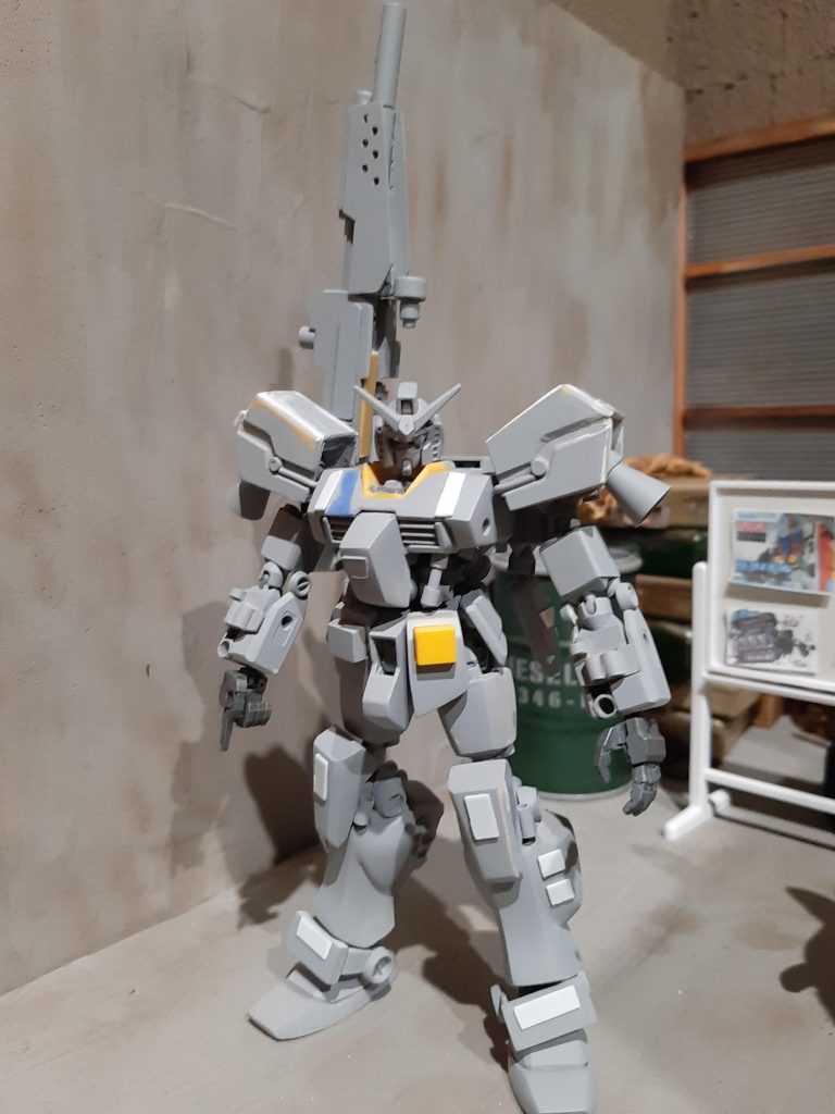 一回目のサフ時点ではのっぺり感があったのでプラ板で情報量を追加。