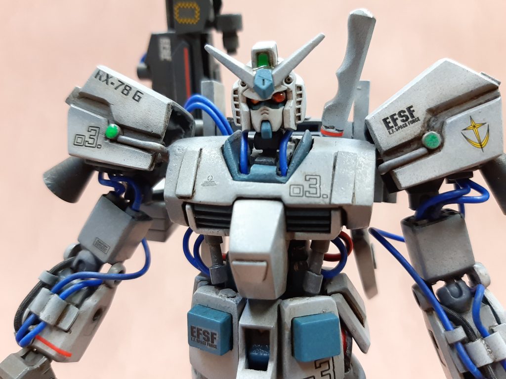 全身配線だらけ、メインカメラを左右非対称にして、現地改修感、試作感を表現してみました。