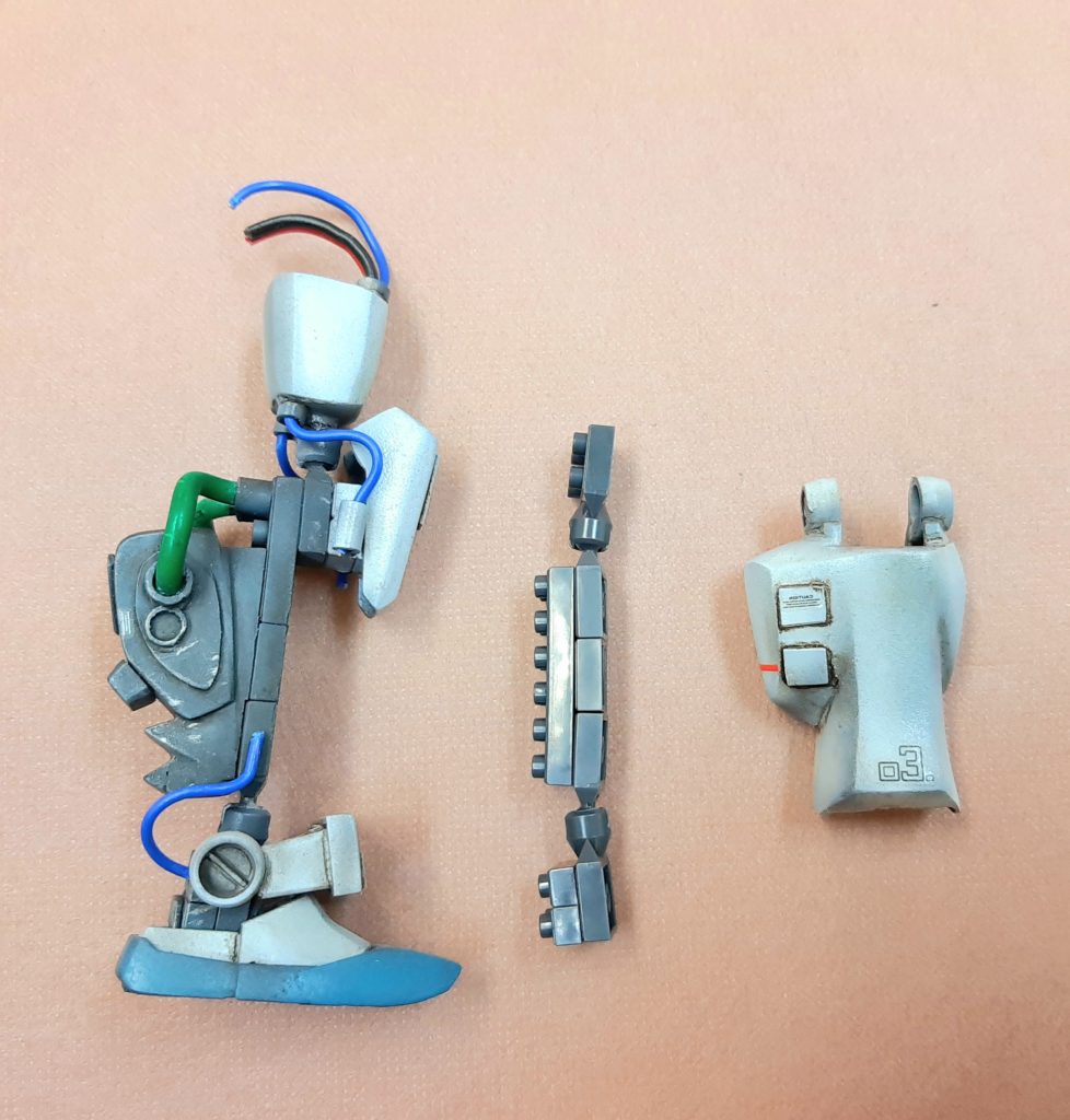 関節はマイクロブロックのボールジョイントをそのまま利用、ふくらはぎのエンジン風のパーツはブロックとポリパテ製。