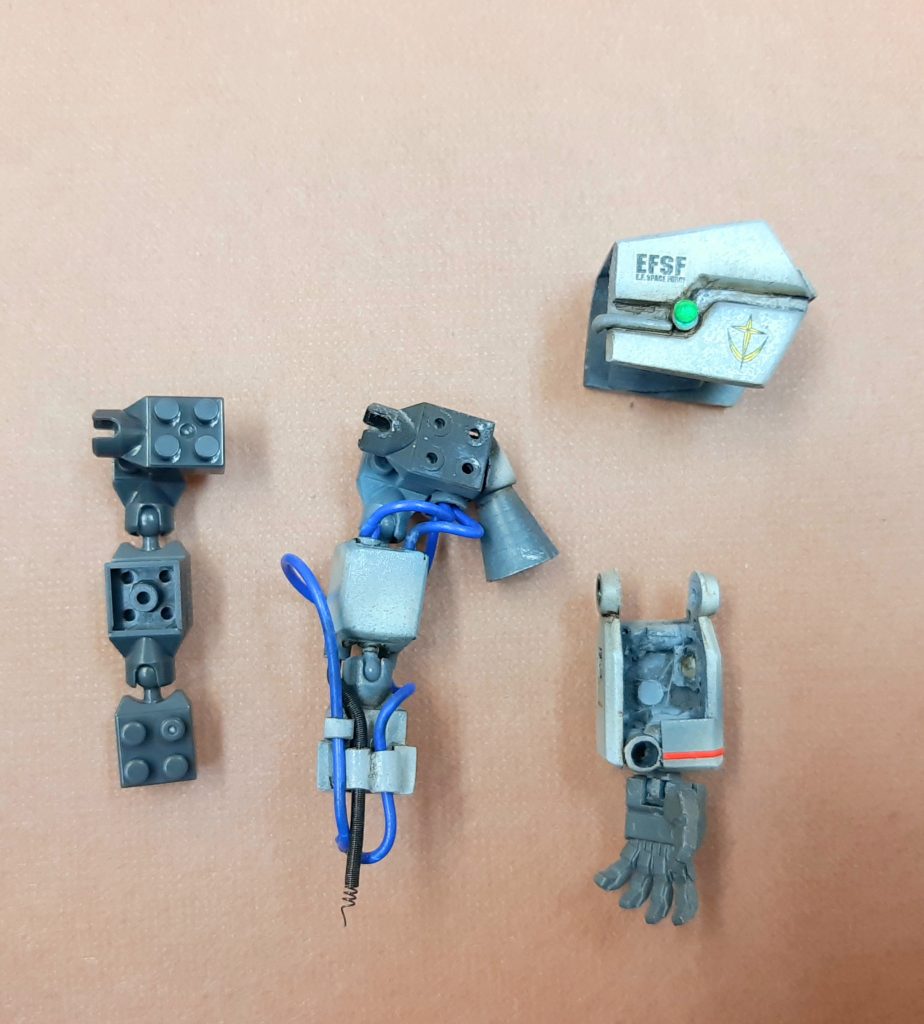 腕も関節はマイクロブロック。