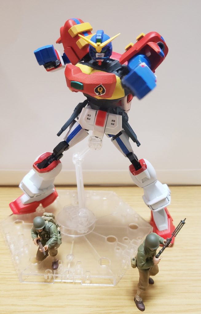 上半身はなかなかにマッシブですが、膝関節が剥き出しに……。狙われたら一発アウトでしょう(笑)