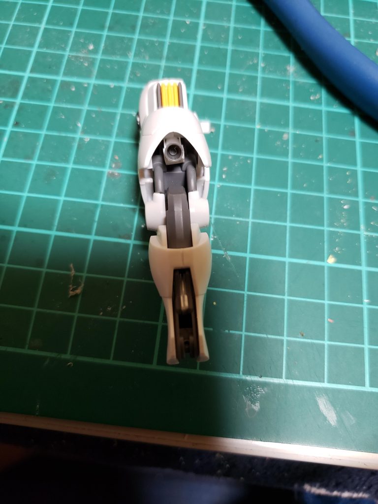 肉抜き穴はプラ板やパテで埋めてあります。