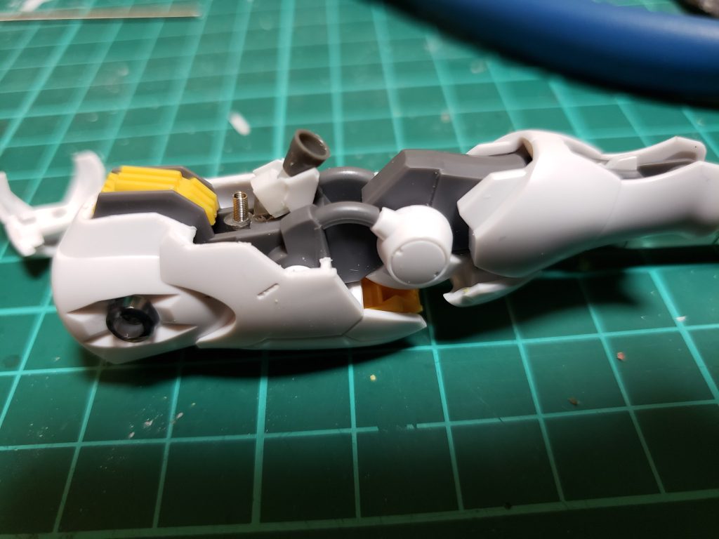 太ももは塗装の為にパーツ分割をして後ハメ加工してます。ついでにお遊びで差し替え式のバーニアも作ってみました。分割したパーツの接続はスプリングパイプでしてあります。