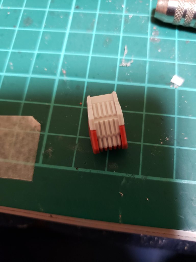 各部のフィン?は0.5mmのスジ彫りカーバイトで掘り直して薄くシャープにしてます。