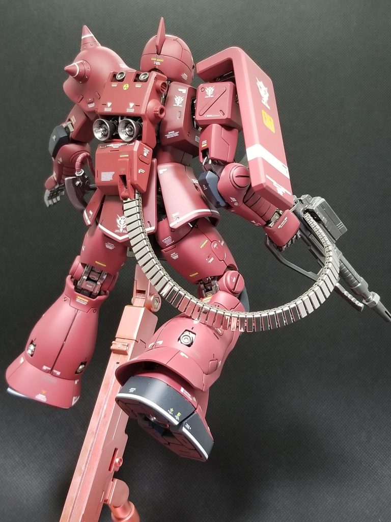 背部の弾丸マガジンラック？部は新規スクラッチ、給弾ベルトは伸縮式の時計バンドを使用しました。これによりマシンガンの仕様をグリップ下部の給弾から砲身の横からに変更しました。