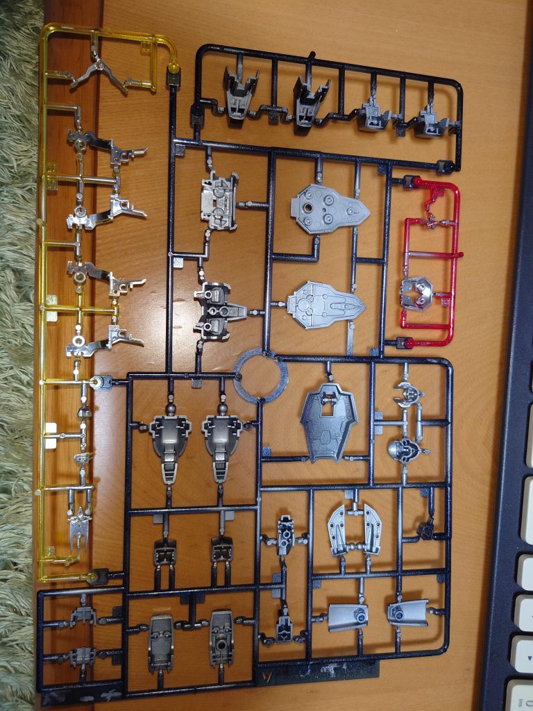 黒の裏にシルバー、赤、黄の裏にはメッキシルバーを塗っています。