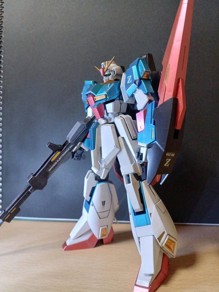 マーキングは旧mgゼータの物を使用しました。ビームライフルに貼ったアナハイムのマーキングがお気に入りです