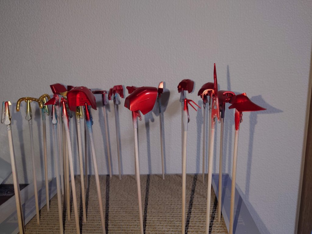 エアー缶を使っていると冷却でちょくちょく吹けなくなるため、パーツが大きかったり多かったりするとかなりストレスでした。これを機にコンプレッサーを買う決心をしました。