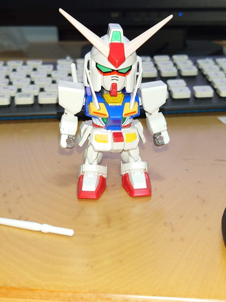 ガンダムマーカーで部分塗装をした状態。何故かにせウルトラマンを思い出しました。なんというか、RX-78と比較したときのパチモン感の方向性が似てる？