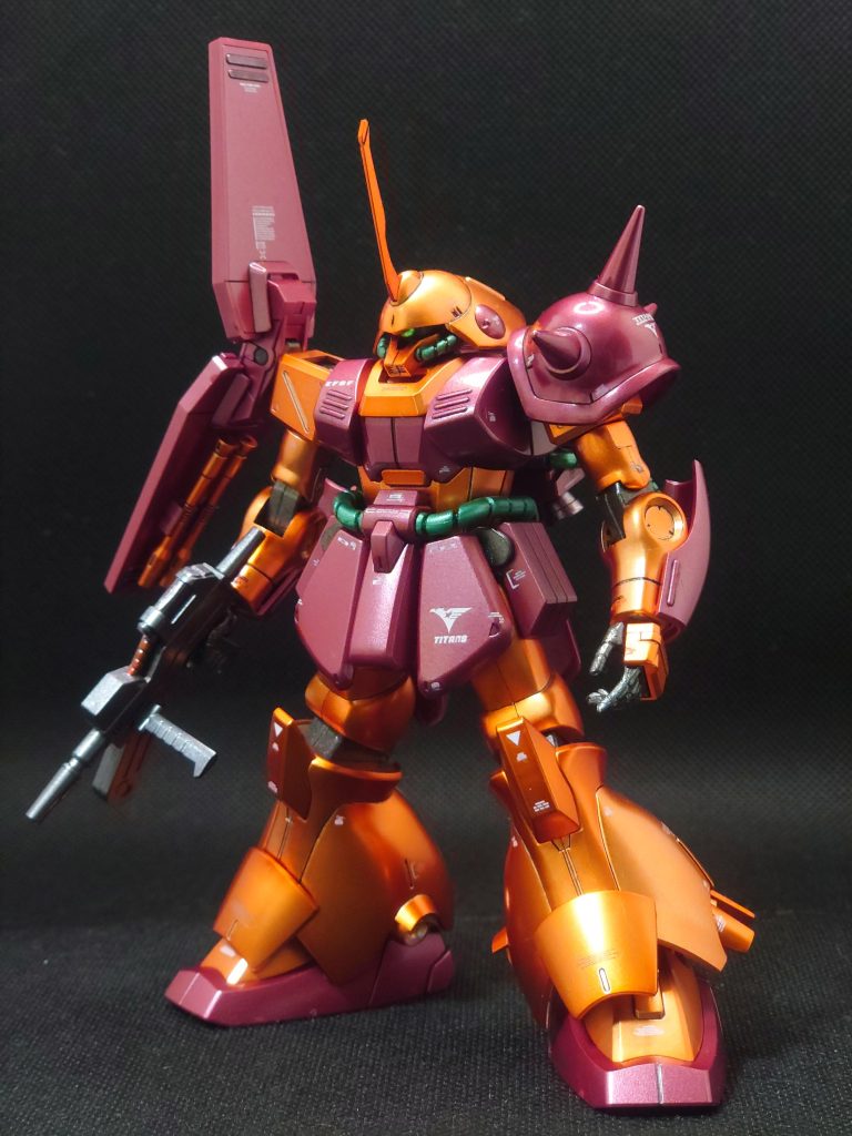 モノアイだけ、アイズに交換。デカールをペタペタ。あとはスミ入れとバーニア内をペンで塗り、光沢を吹いたぐらいです。