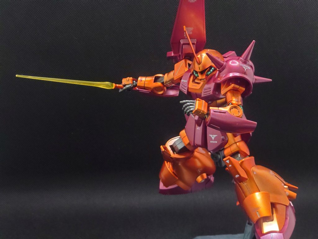 可動範囲狭いのに、妙に様になる。