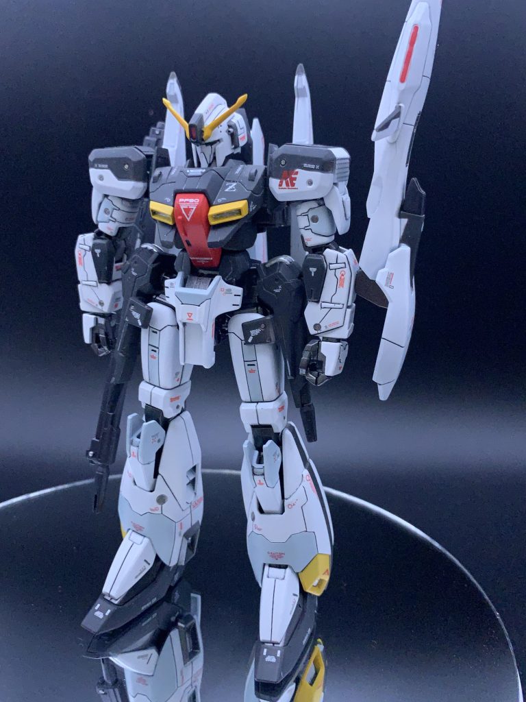 駐機立ち。そこはかとなくS-ガンダムだなーって思えるパーツもあったり、とは言えやはりゼータ系列何やなと思うところもあったり、面白いキットでした。色分けも一部以外はいい感じにできたなーと思えて満足です。