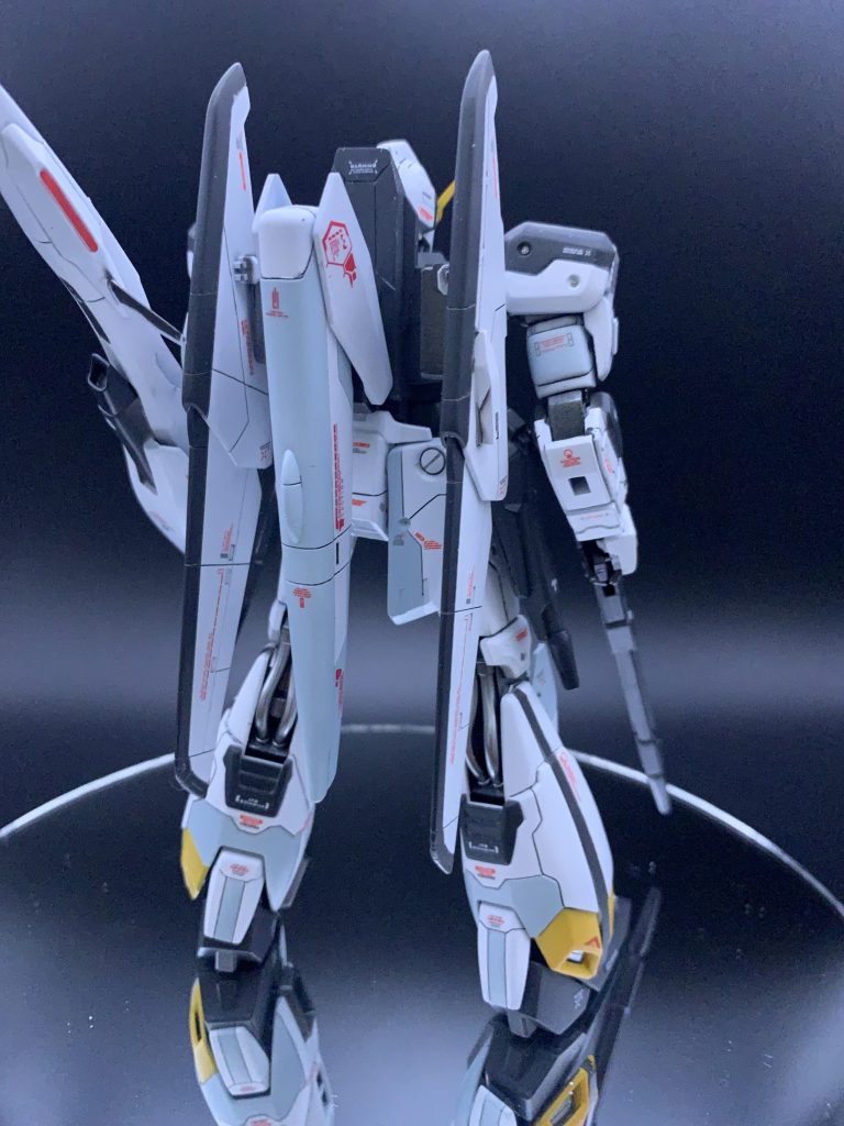 正面とバックショット。テールスタビライザーになるのかな?真ん中は3色塗り分けでも良かったかも。