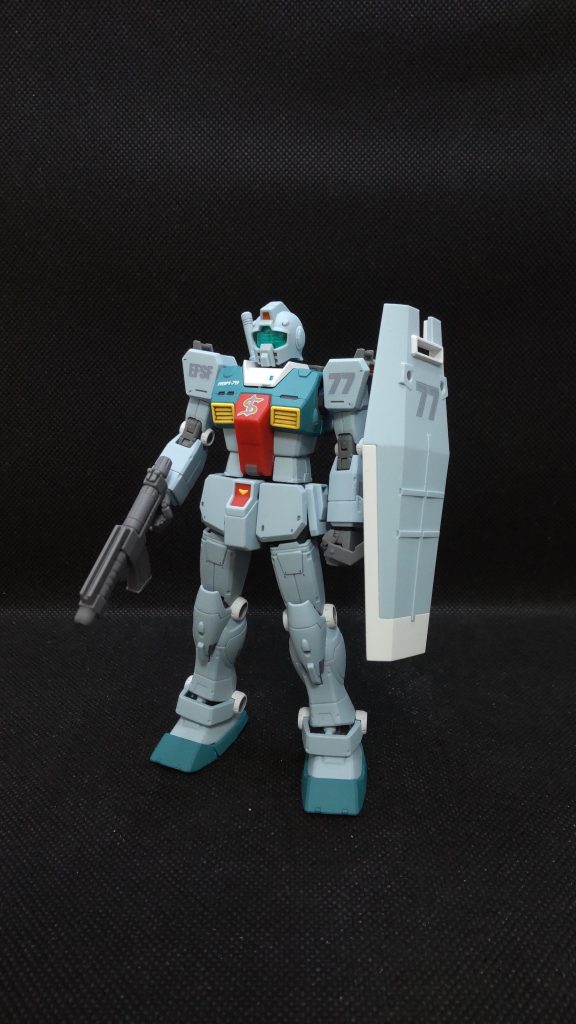 劇中では持ってませんがスプレーガンとシールドというジムらしい装備