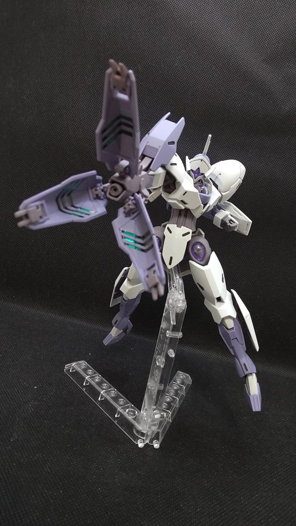 とは言え特徴的な右手の「ビームブレイザー」もいろんな表情付けれて面白いですね。乗ってるのがシャディクじゃなきゃなぁ(笑)