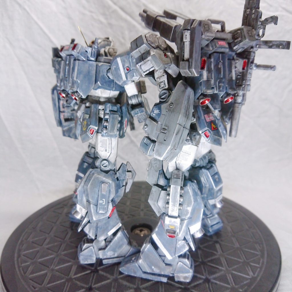 ジェスタキャノンのサーベルラックをバックパックに取り付け。