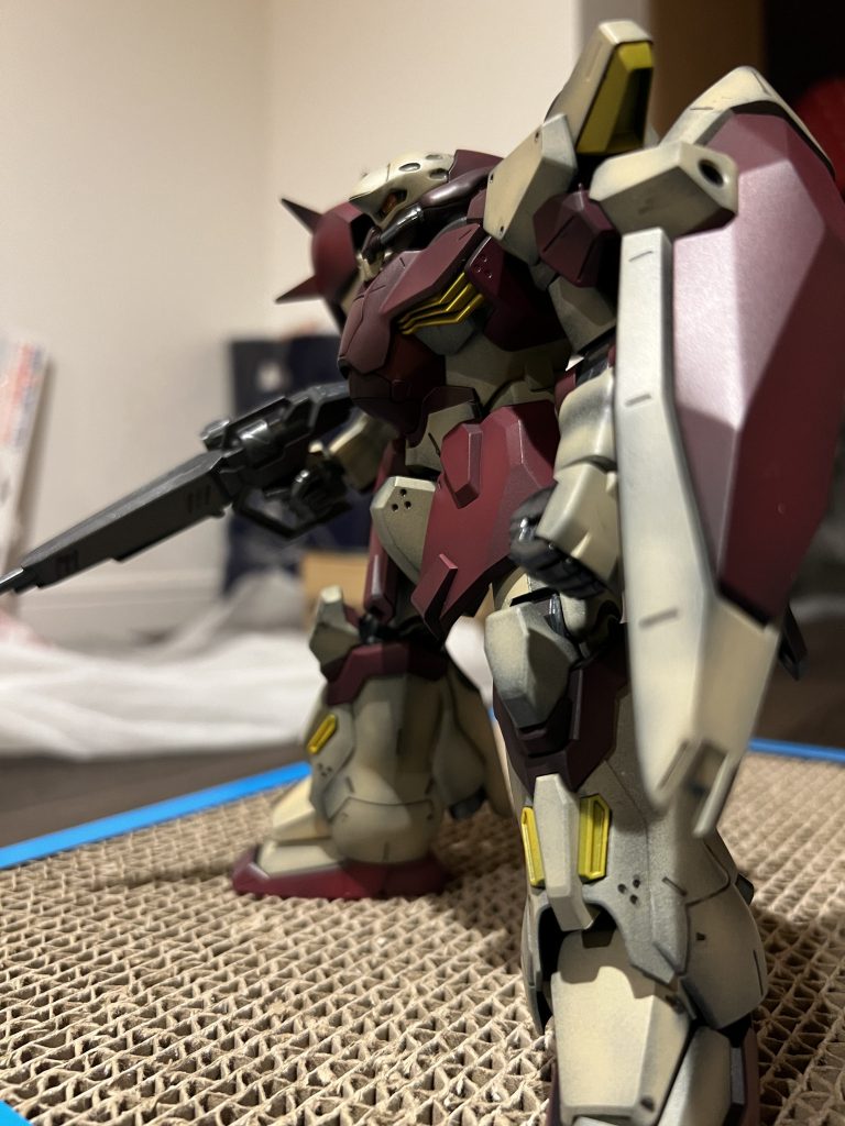 塗装は黒立ち上げから製作。メッサーの色がもうよくわからなくて調色するのも面倒だったのでタンとシャアレッドで塗装しました。