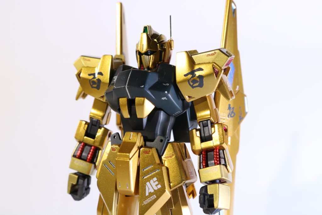 黒下地や赤下地にスターブライトゴールド、ブルーゴールドの二色を使用してます。あんまり違いが分からない(笑)厚塗りしたせいかもしれません。