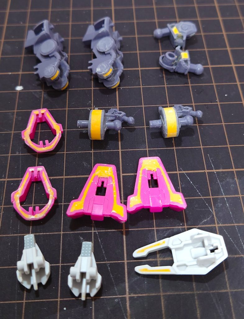 大きな改修は特にせず、頭部ブレードアンテナの除去やポリパテやプラ板で肉抜き箇所を埋める程度で済ませました。足首の箇所はポリパテでも良かったですが、他の箇所はカラーパテで埋めた方が結果的には効率的だったかもしれません。