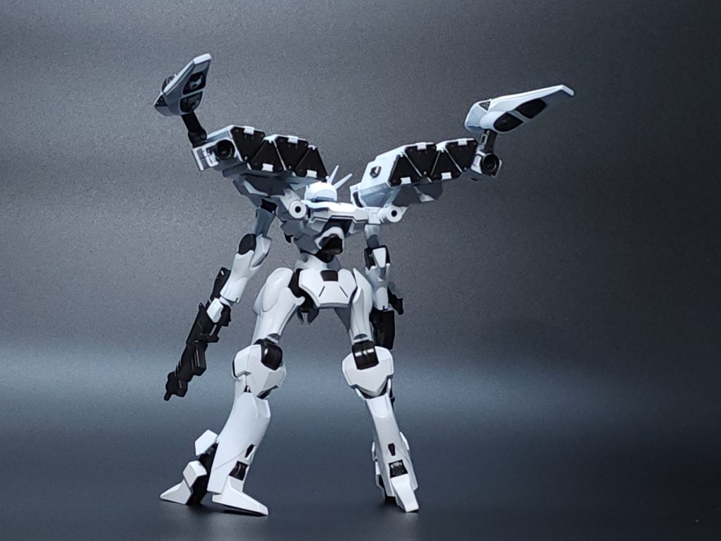 後ろからコトブキヤのMSGのパーツを使ってホワイト・グリントの特徴的なバーニアを再現してみました、なかなかそれっぽくなったかと(笑)