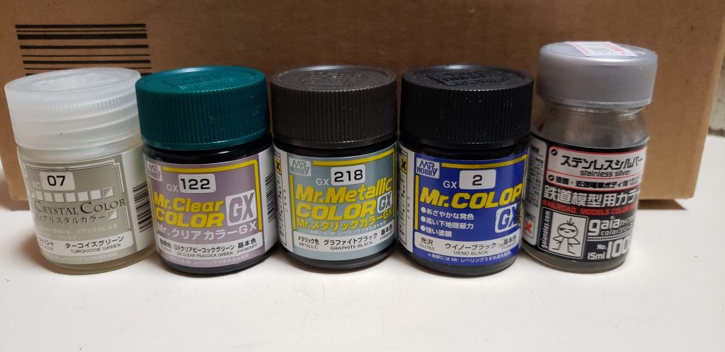 今回使用した塗料キャンディグリーン黒サフ⇒ステンレスシルバー⇒クリアグリーン暗めのグリーングレーサフ⇒ウィーノブラック⇒ターコイズグリーン関節等黒サフ⇒グラファイトブラック