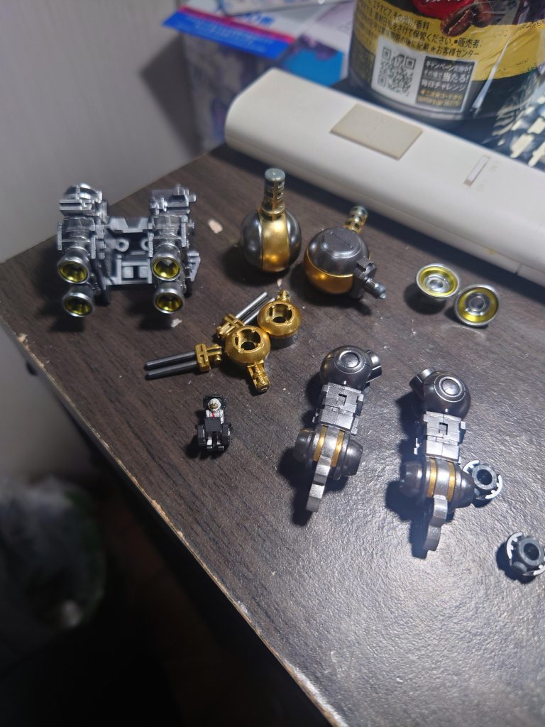 内部フレームは安定のスターブライトアイアンプラス塗り分けにスターブライトゴールドとスターブライトジュラルミン😊バーニア部のみシルバー下地のクリアーイエローでキャンディ塗装にしてあります