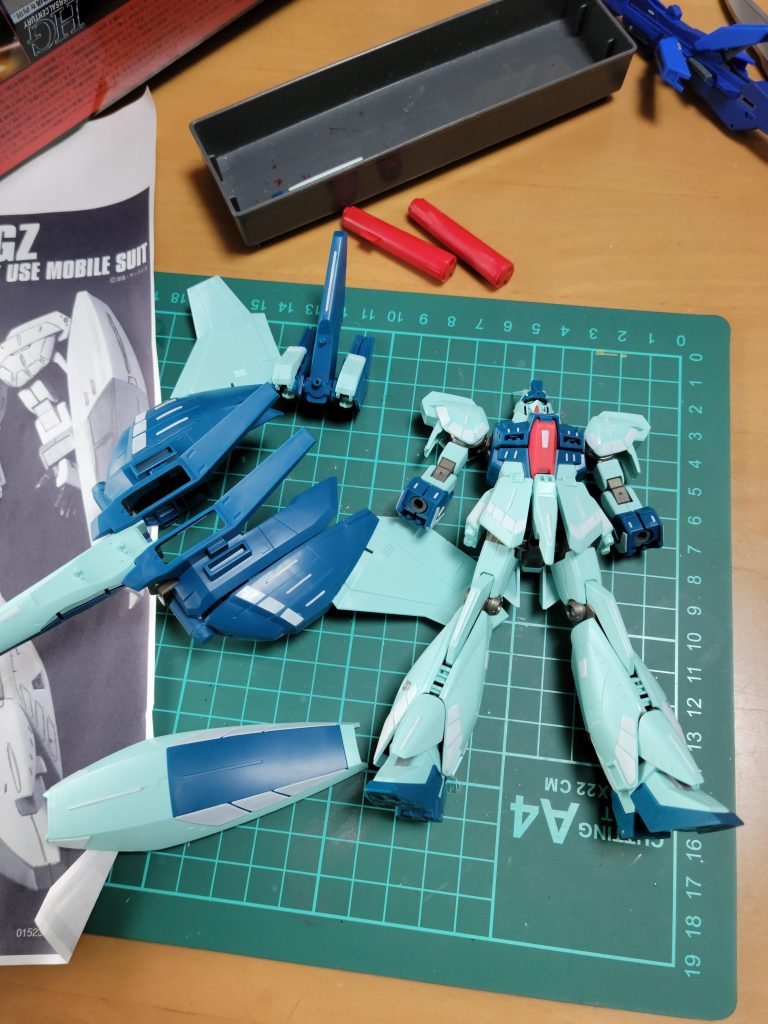 制作途中。この時点では、背中の長いパーツあったんだよね~。そんなことより、最近ガンプラ制作の時間取れなくて、制作期間は今まで以上にのんびりになっちゃってます。でも、ひとつのプラモと長く楽しく付き合えるから良いかなと思って過ごしています。