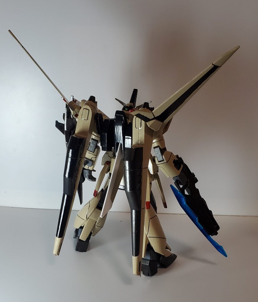 リア本家は翼を畳むのですが、かっこいいので広げてます。