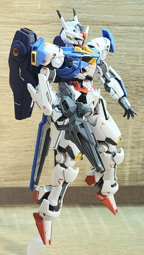成形色を生かして墨入れとガンダムエアリアルカラーを使い方筆塗りしてます。