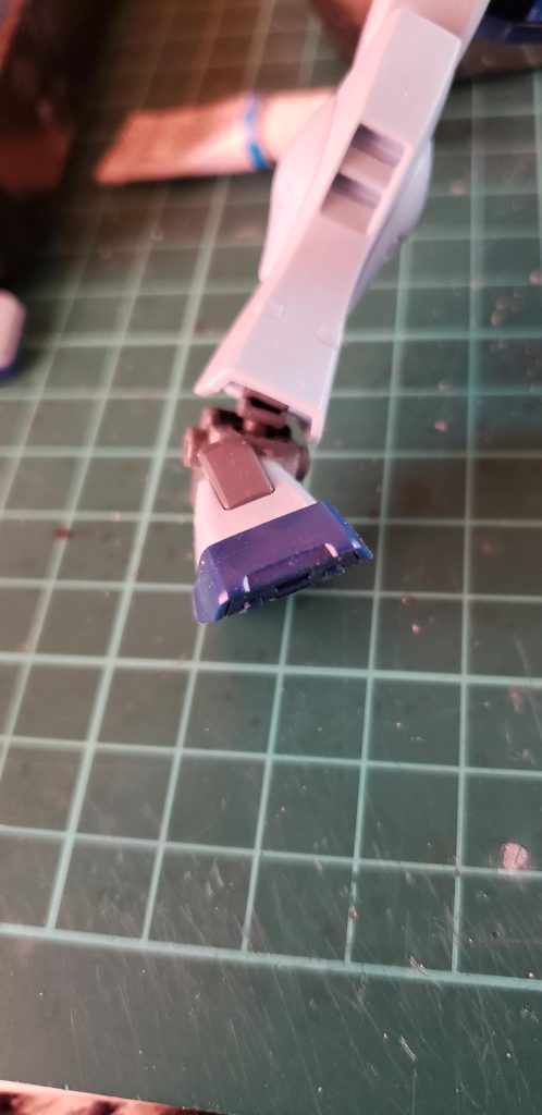 足首に回転軸を追加したので接地性がかなり良くなりポージングの幅が広がりました。