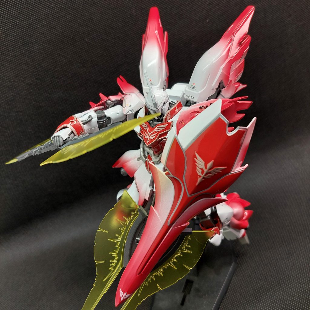 ラプラス事件の後…オードリーの危機に動いたバナージ…ユニコーンと馴染めないバナージ何とか結晶化を押さえようとするなか敵に囲まれる。その時…深紅に染まっていないシナンジュが現れバナージを助ける