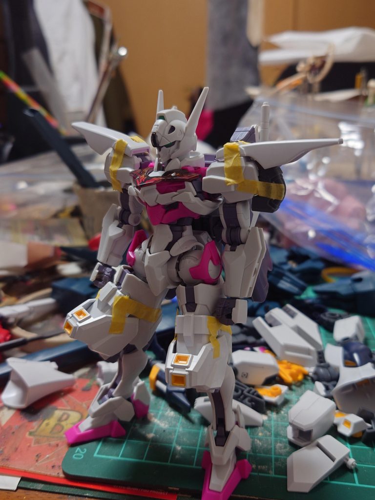 νガンダムの脹脛を肩に配置、肩と足の甲を腿に配置