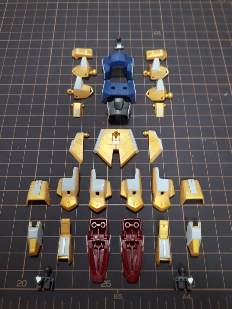 プラ板にて各所ボリュームとディテールをアップし、首の後ろとくるぶしの肉抜きの穴埋め。プラ板むずい。これも練習と考えて。この他に頭部のアンテナとバックパックのバーニアに針金(ダイソー・ステンレス・0.55mm)を使用しました。