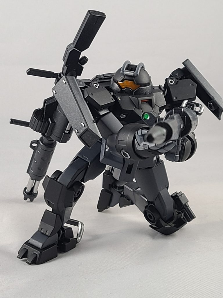 狙撃用ビームライフルはデミトレーナーのオプションセットを組み合わせました脚の可動がいいので片膝立ちの狙撃ポーズもスムーズに決まりますちなみにマウントは手持ちのポリキャップを組み合わせて安定したマウントが可能になりました