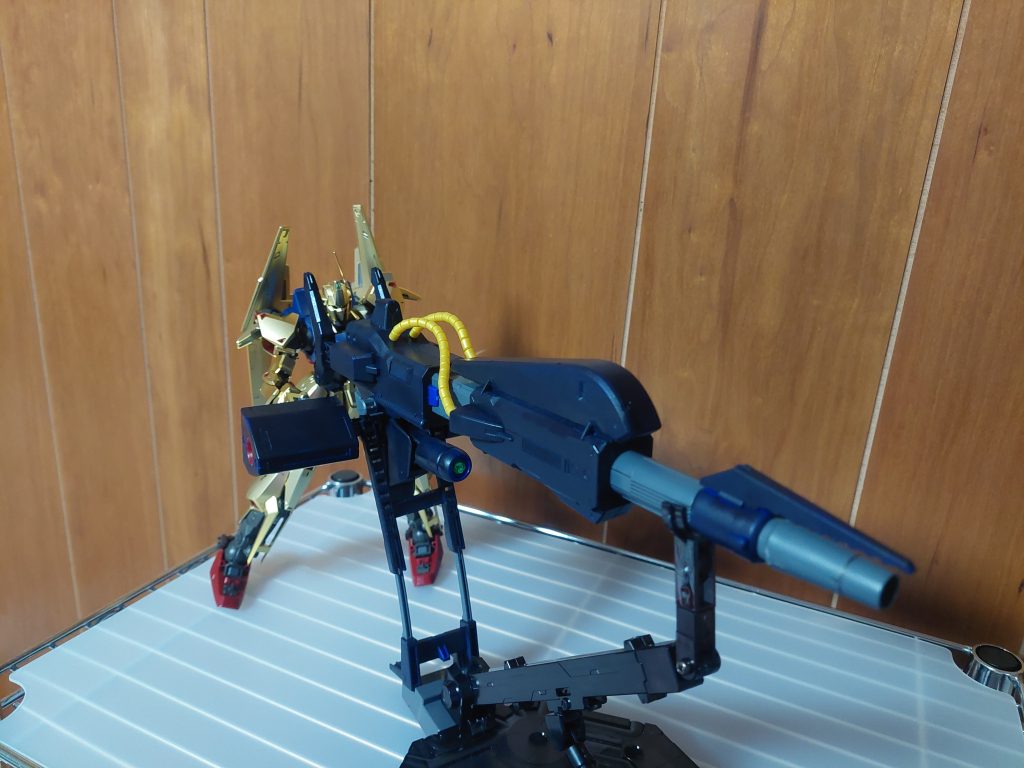 百式は素組でスミイレ程度メガバズーカは、エアブラシで塗装してみました。まだ慣れてないのでムラが酷いです。 