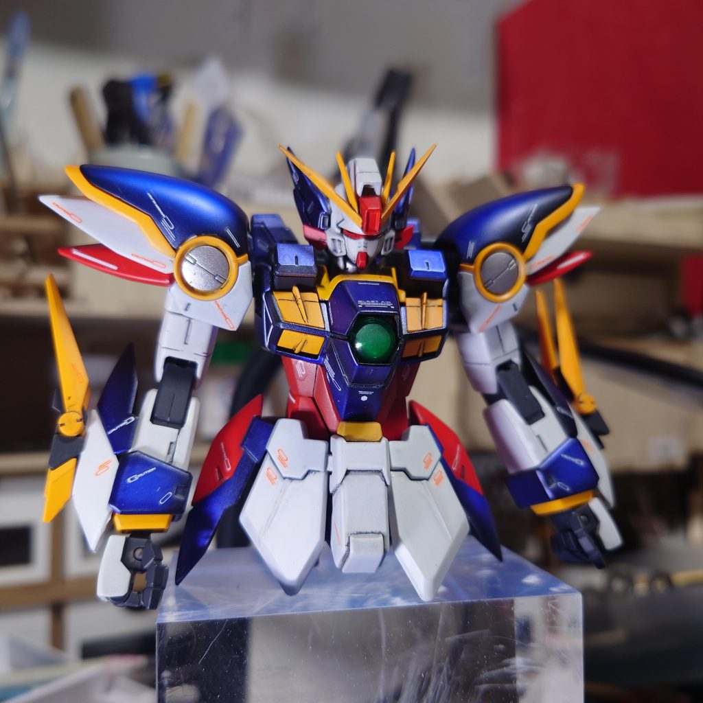 マイブームが黒ベースにシルバー系でグラデーション、その上にクリアカラーをふんわり乗せて色味調整。最後になめらかスムースクリアでしっとり。