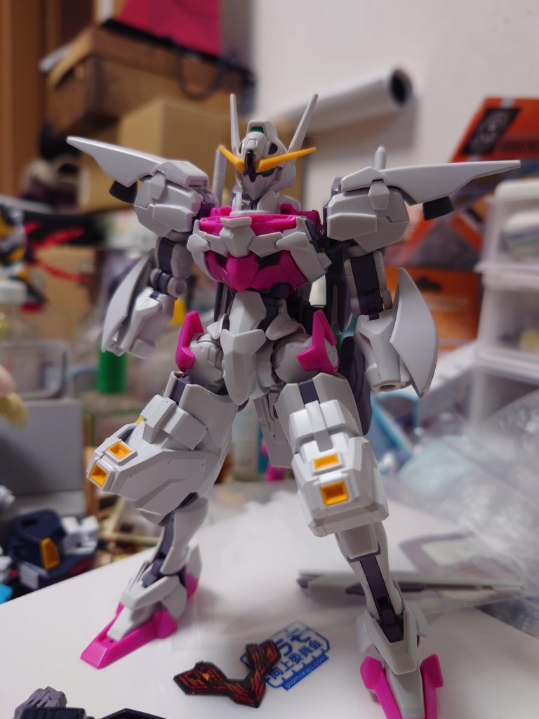 膝のパーツを切り取り、腕に装着角を追加脹脛のバーニアを切り出し、肩に配置しました