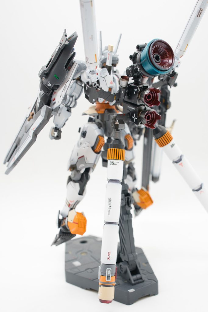 バックショット大型ブースターユニットと、ジオングの余剰パーツのスラスターを使っていますホントはニカ姉のミラソウル社製フライトユニットを使いたかったですが、手に入らなかった。。残念