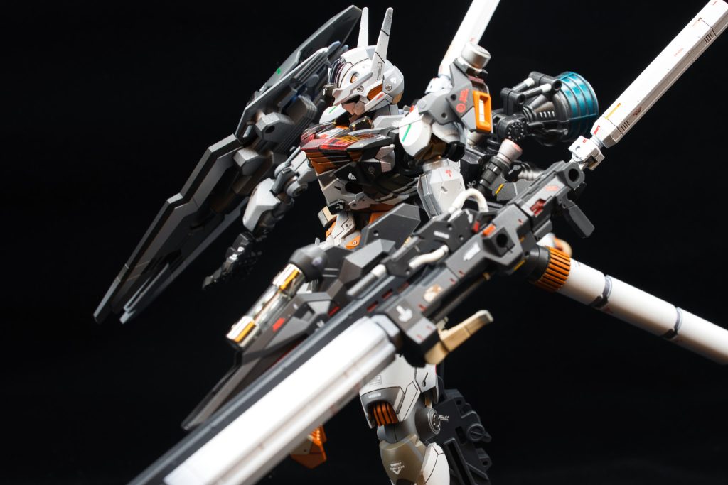 ライフルの真空管っぽいやつと、肩の丸いやつはアキバで買った電子パーツいっぷう変わったアクセントになるので、今後も良いパーツあったら使ってみたい