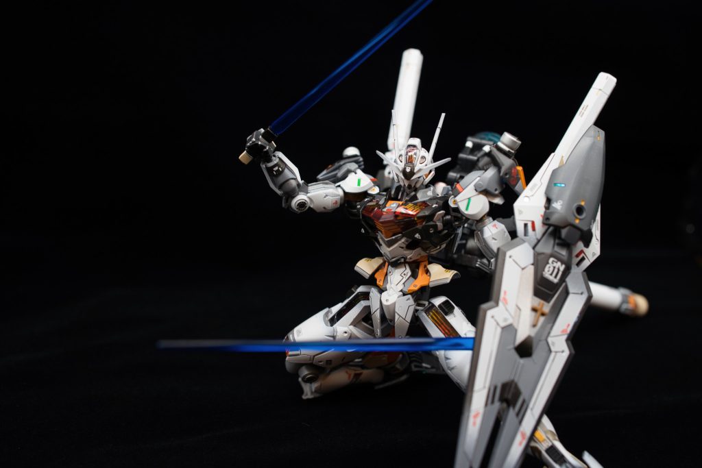 ほぼ初めてガンプラでサーベル持たせてみました。せっかく蛍光塗料で塗ったのに、ブラックライトで照らすのを忘れてしまった...