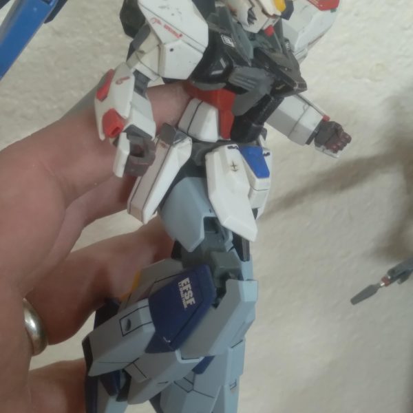 Hello Gunsta! I wanted to show off the update on my Omega Strike Gundam. I had been trying to find a use for the lightning gundam parts I have and was finally able to put them to use. This could be a repair form of the Omega Strike. I will have to think about it and see haha（2枚目）
