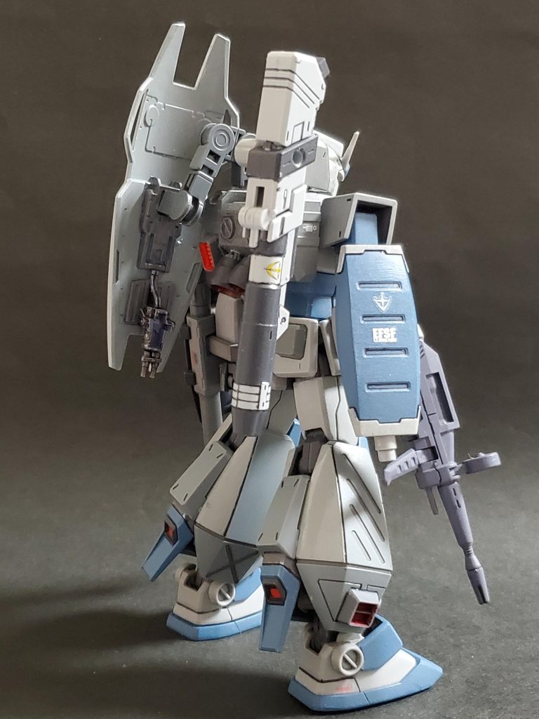 Lia view~✨後期型はフルアーマーの姿にしようと決めたのですが……胸部、肩などに適したパーツもなく、スクラッチする技術もないのでそこは断念😣💦足だけでもと思いNT-1アレックスのチョバムアーマーをベースに左右と後方にスラスターを追加して作成👍なんとかフルアーマーで通るかな~って感じの機体に仕上げる事が出来ました😅💦