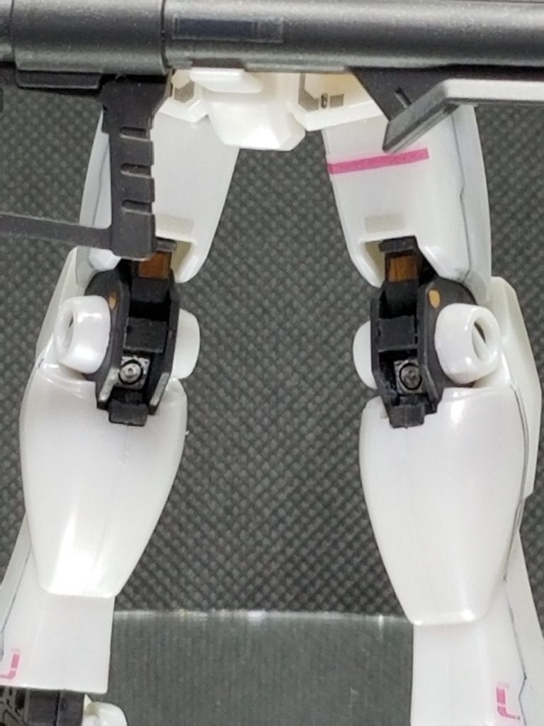 膝裏のスキマもちょっと気になったのでメタルパーツにて目隠しを。