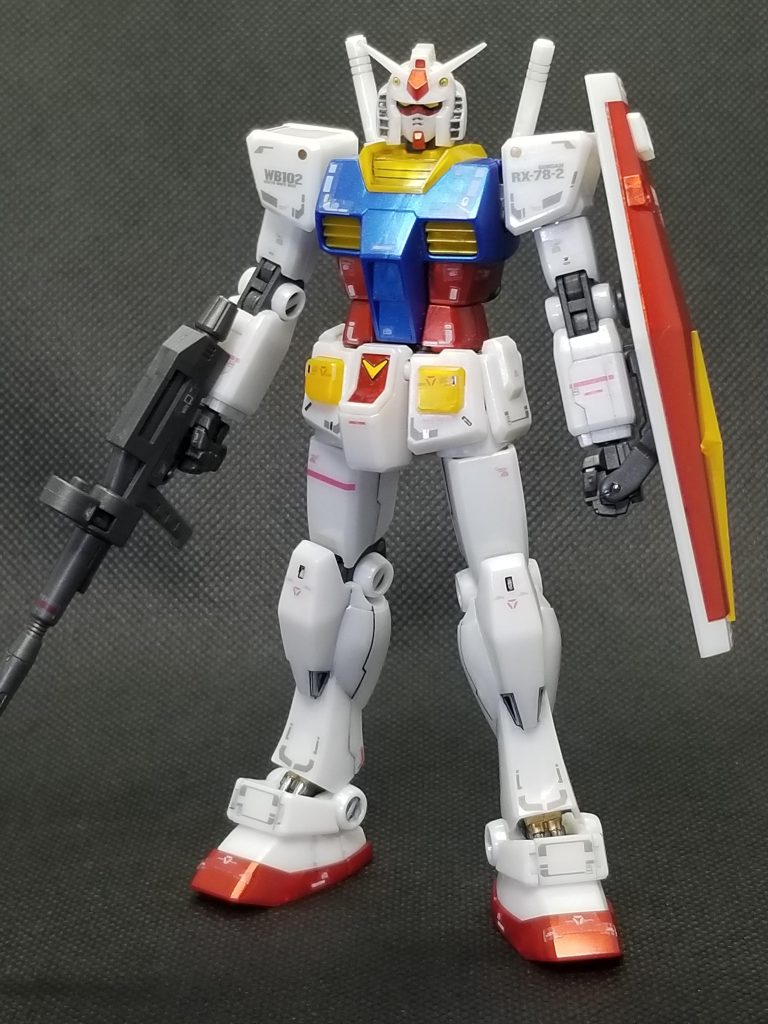 成型色はギラつき感満載のメタリックでしたので、これを生かした素組み&無塗装(厳密に言うとバーニアと足首シリンダーのみ部分塗装)、スミ入れのみです。トップコートもしてません。