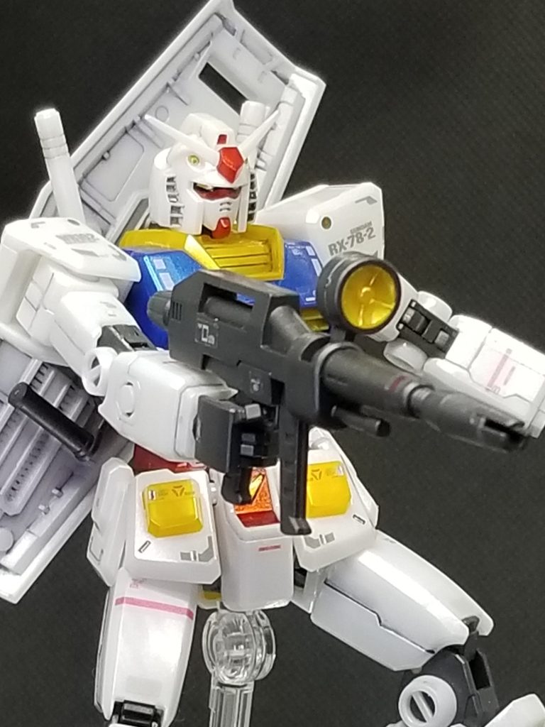 ①ビームライフル射撃ポーズ右前腕の接続穴は不要だと思ったのでランナーをカットしたものをはめ込みました。