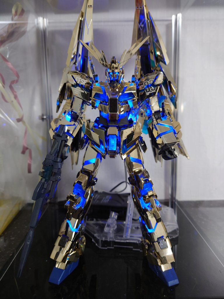 一本の２メートルのLEDをちぎれないように入れるのが難しかったです😅タイマー式なので毎日18時から0時まで光ってくれてます😂✨