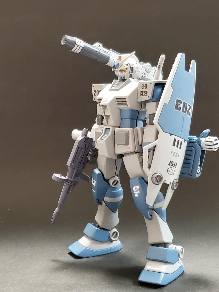 今回はだいぶ前に制作した『G-3、シャア専用リック・ドム』の旧HGUC G-3を合わせ目消し、カラーリング変更してのいつも通りの筆🖌️による再塗装、デカール添付、そして新装備を加えてG-3ガンダム中期型を完成させました~👊✨私の中ではG-3のブルーはこの色味がイメージだったので、ミディアムブルーで塗装🖌️🎶グレー部分の要塗装はレドームグレーとライトグレーを調色して合わせるようにしました😊✨