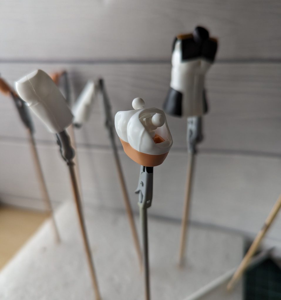 その後バラして一部は接着、その後筆で塗装していきます。真っ黒ではなく地味に青を混ぜてよりキ〇っぽい服の色になるように努力はしたつもりです(笑)