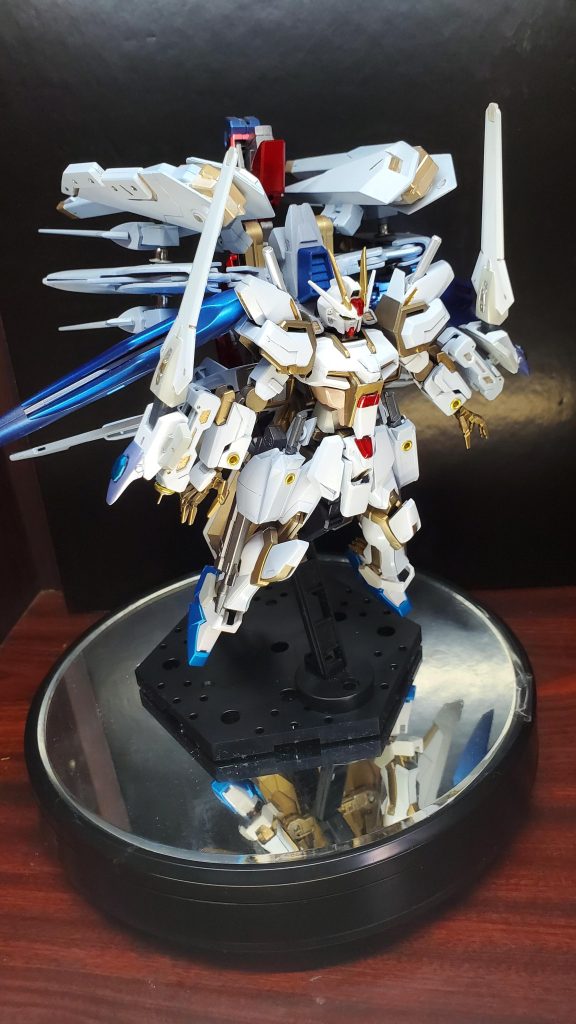 ストライクネージュにトゥルビヨンストライカーをつけた状態です。名前はストライクトゥルビヨン・ドゥ・ネージュ。ただし本来は羽の向きが違います。この形態は背面にスラスターを集中させた高速移動モードもしくは重力下での戦闘モードです。1G環境下ではドラグーンは死に装備になりますが、それを砲台として利用するための形態でこれで戦闘を行うのは1G環境下のみという設定です。