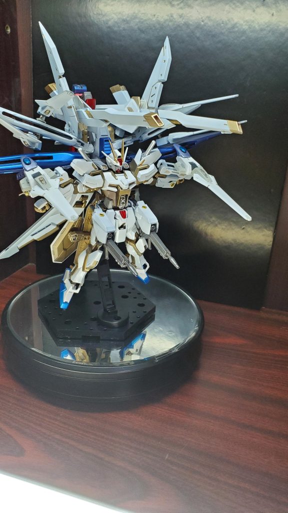 1G環境下でドラグーンが射出できない状態のフルバーストです。何気に腹部にカリドゥスが2連仕込んであります。ビームライフルはラックにマウントの状態のみ手に持たなくても撃てるとしました。